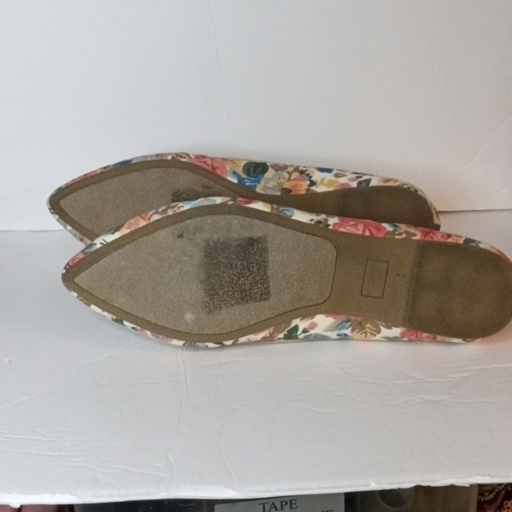 AVON Cushion Walk Pointed Toe Flat, 11, Tan floral print, Pre-owned - Picture 5 of 8